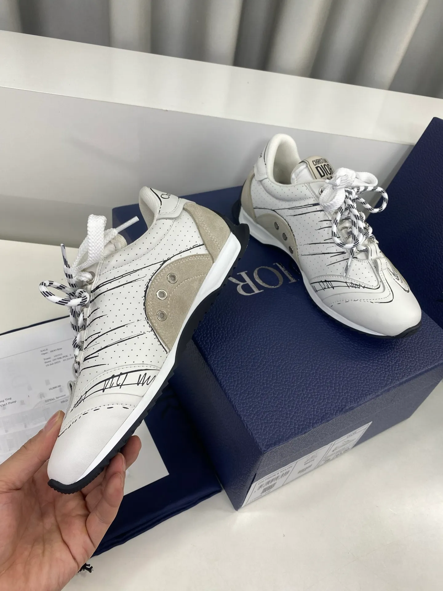 👟👟Ex-factory price 560👟👟 Men's size +10 Dior Dior D-Sketch series graffiti moral shoes casual sports shoes ☑️ D-Sketch sports shoes made a wonderful appearance at the Dior 2025 spring and summer ready-to-wear series show, highlighting the classic retro aesthetics. Crafted from white nylon and calf leather, it's finished with a printed logo inspired by the shoe's production stages, with beige suede calf leather panels and double laces. A handwritten Christian Dior Paris signature adorns the sides, while a Christian Dior Paris signature panel and plaque adorn the heel and tongue. Paired with two-color thin rubber soles, they are more refined and can add high-end temperament to various casual looks. Exquisite packaging at the delivery counter🛍📦 ▪️Fabric: Original customized cowhide/graffiti ▪️Inner foot pads: Breathable mesh ▪️Sole: Original molded non-slip rubber outsole ▪️Sole thickness: 2CM ▪️Size: 35-45 (45 for women and 45 for men, customization is not returnable)